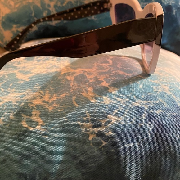 NEW BLACK SUNGLASSES WITH WHITE TRIM - Picture 3 of 4